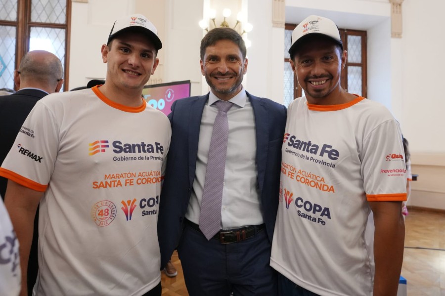 Pullaro junto a dos de los nadadores en el Sal&oacute;n Blanco. (FOTO SCS)