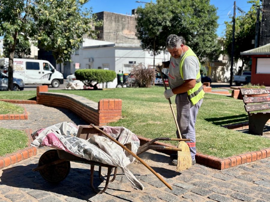 MANTENIMIENTO. Contin&uacute;a la puesta en valor de juegos y mobiliario urbano en parques, plazas, plazoletas y paseos de toda la ciudad.
