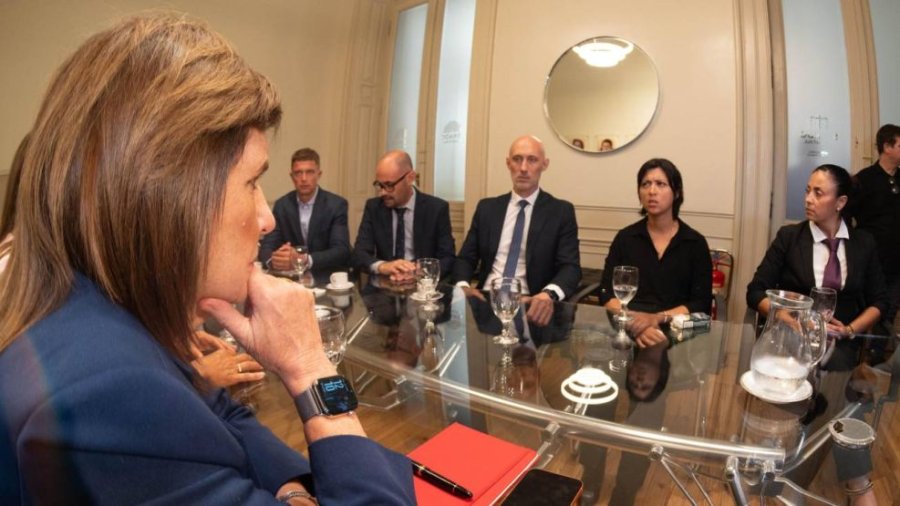 EN EL SENADO. Patricia Bullrich se reuni&oacute; con la familia de Jerem&iacute;as Monz&oacute;n y la madre se&ntilde;al&oacute;: &ldquo;Tengo esperanzas&rdquo;.
