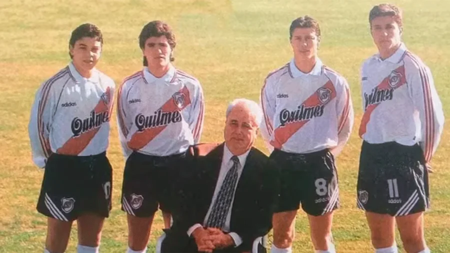 De izquierda a derecha junto a Alfredo Davicce: Marcelo Gallardo, Ariel Ortega, Mat&iacute;as Almeyda y Hern&aacute;n Crespo.