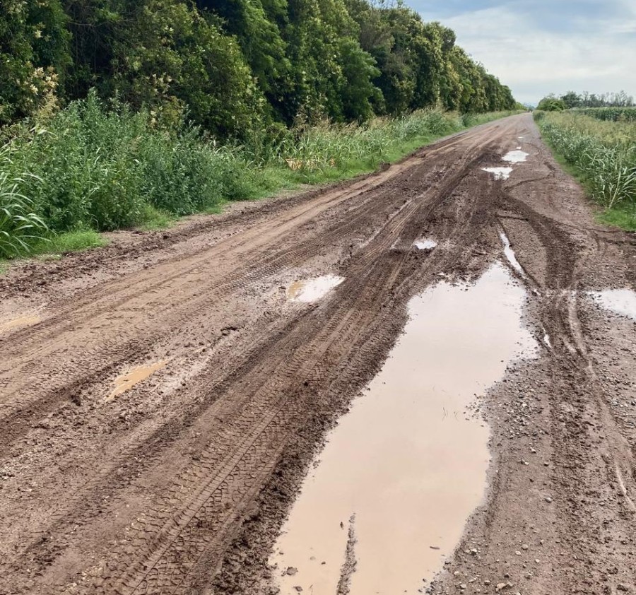 Productores se quejaron porque la reciente obra de ripio ya presenta problemas en un tramo del camino.