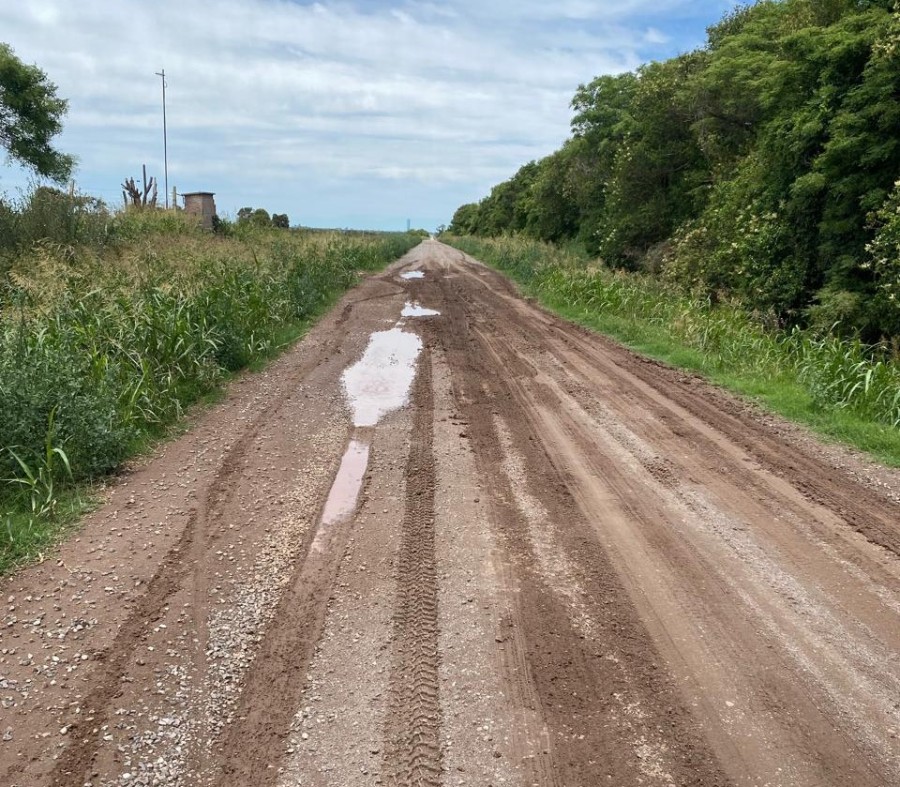 En los d&iacute;as de lluvia, el tramo del camino ripiado representa un obst&aacute;culo para los usuarios. (FOTO LO)