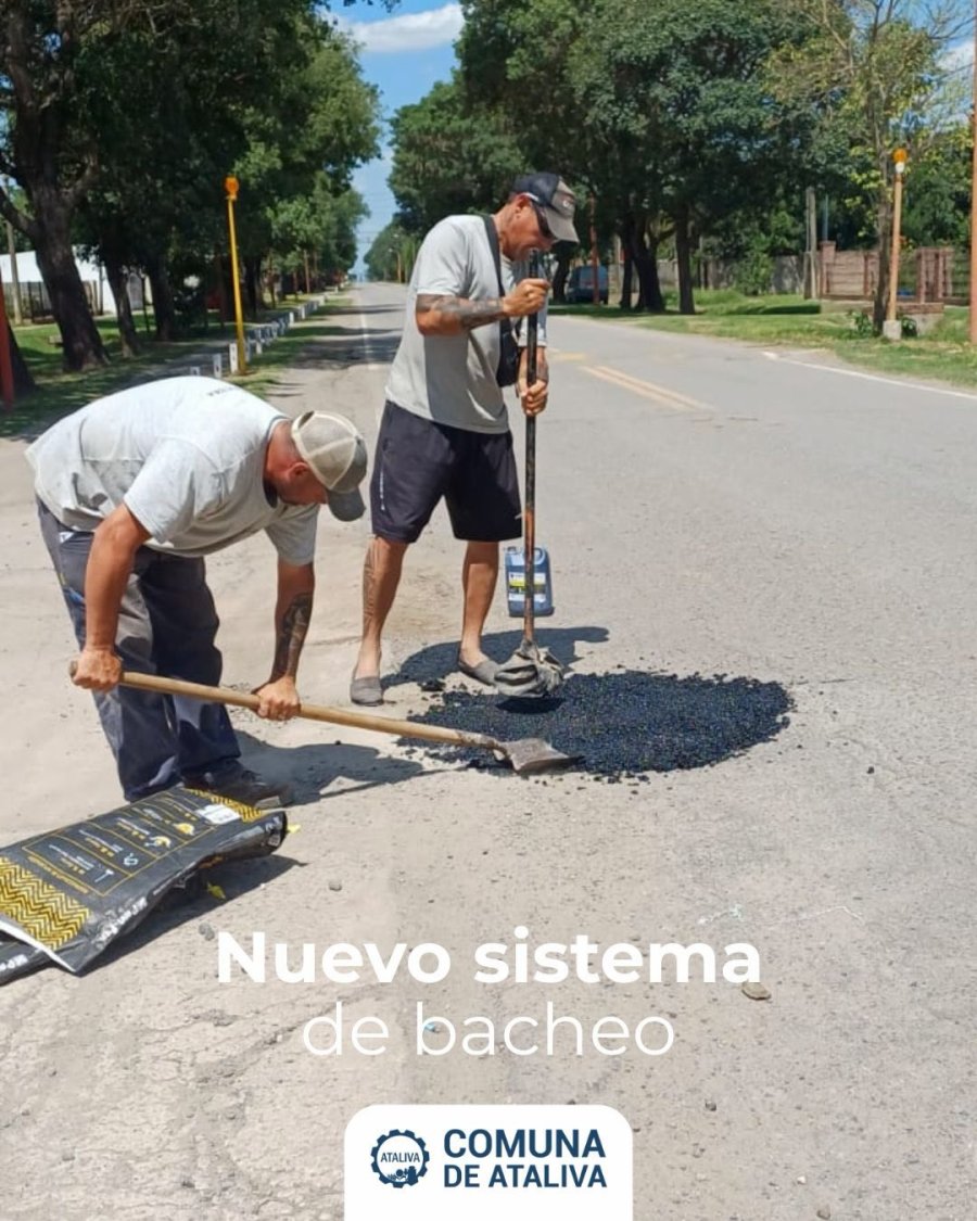 Cuadrilla comunal laborando en bacheo.