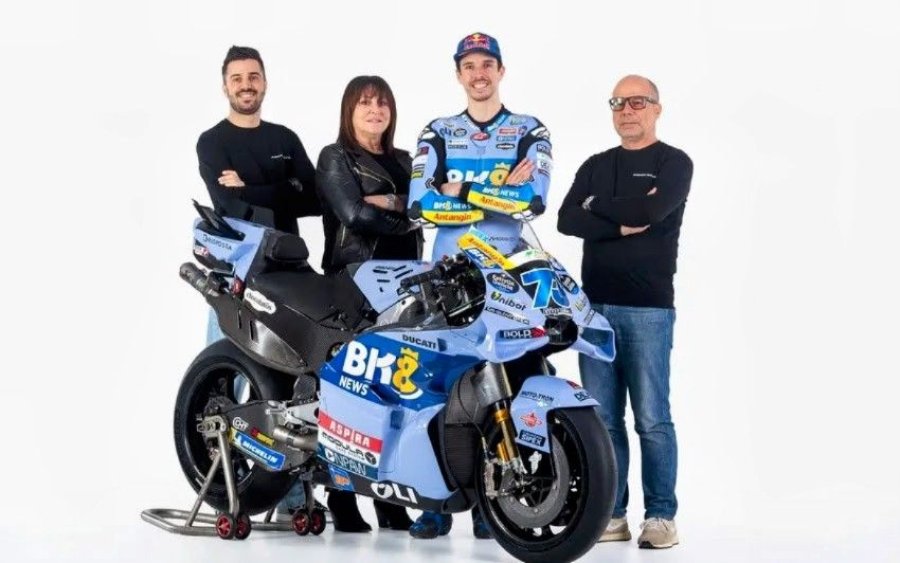 Nadia Padovani, Alex M&aacute;rquez y los ingenieros del BK8 Gresini Racing.
