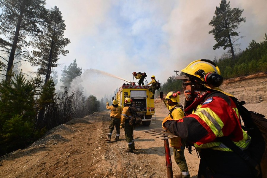 Amplio operativo del combate del incendio.