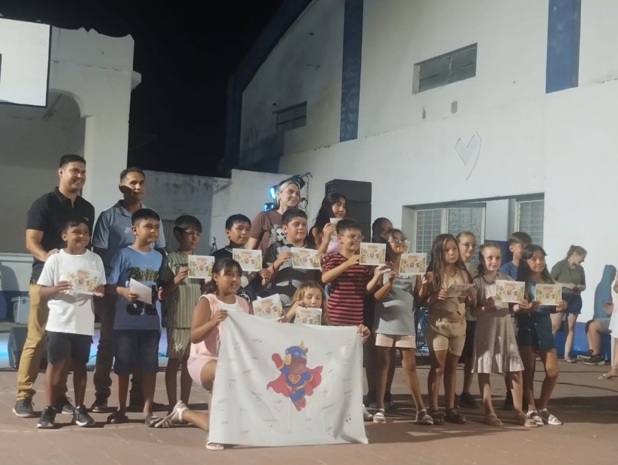 Algunos participantes con su diploma y docentes.