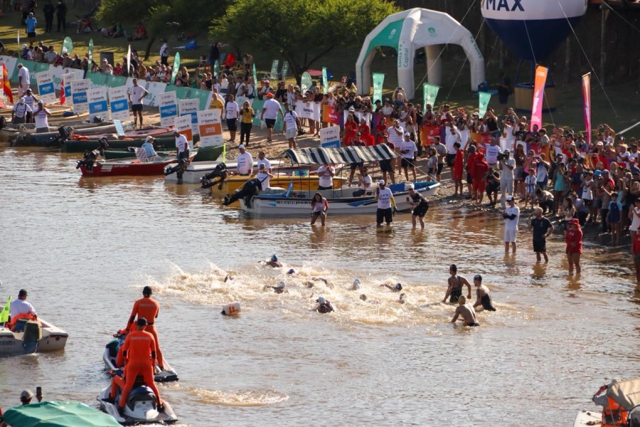 Los nadadores ya en el agua en la largada de la Marat&oacute;n acu&aacute;tica Santa Fe - Coronda.