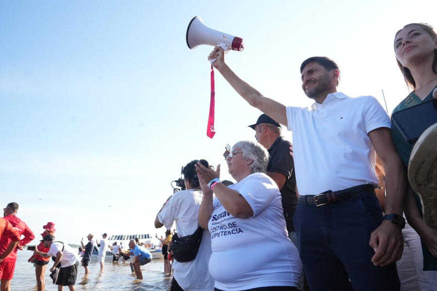 El gobernador Pullaro durante la largada de la competencia en la costanera este de la ciudad de Santa Fe, en inmediaciones del Puente Colgante. (FOTO SCS)