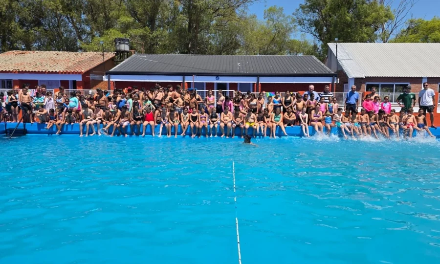Autoridades junto a un grupo de ni&ntilde;os que disfrut&oacute; el programa desarrollado en enero.