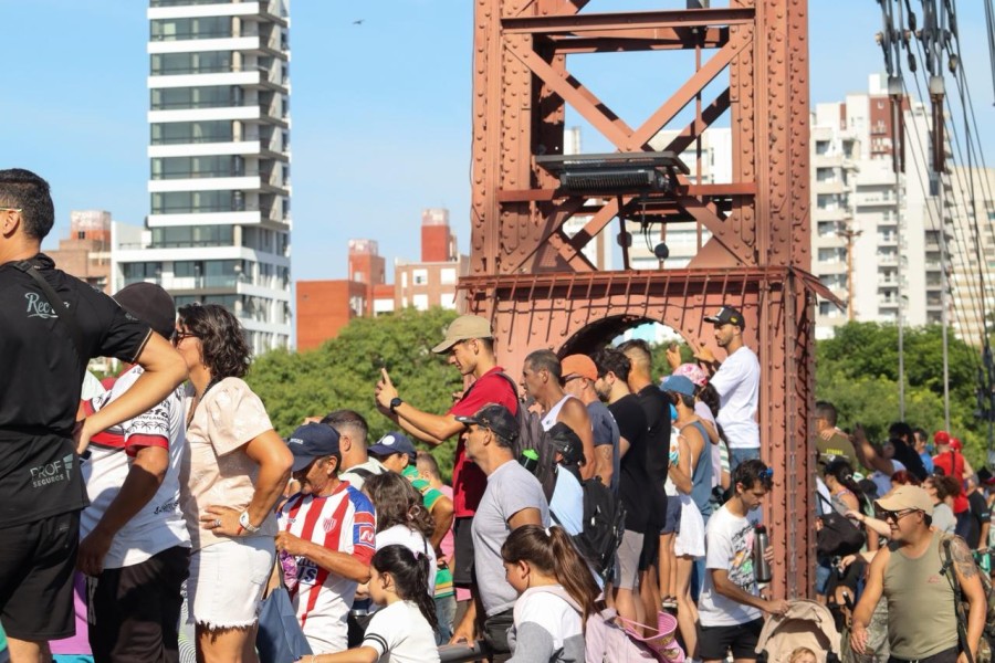 El p&uacute;blico se concentr&oacute; en la zona del emblem&aacute;tico Puente Colgante para ver el primer tramo de la carrera. (FOTO SCS)