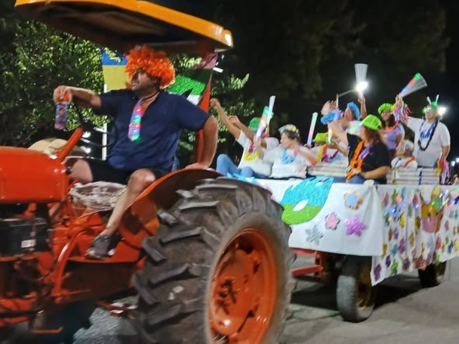 El Hogar de Adultos Mayores particip&oacute; del desfile carnestolendo.