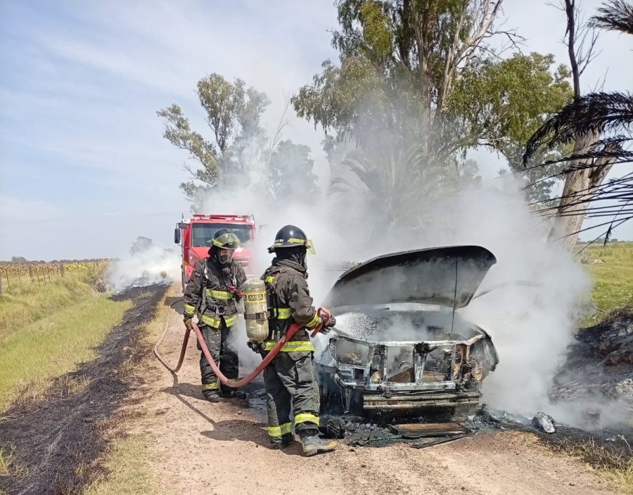 Los bomberos zapadores apagan el fuego de la camioneta en la localidad de Bella Italia.