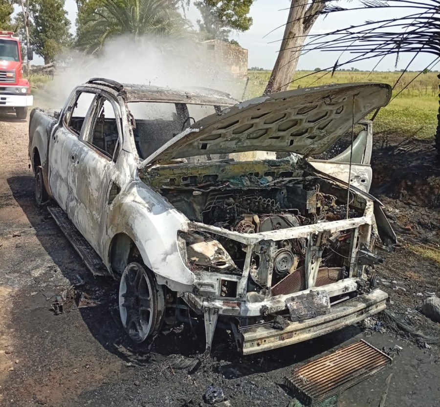 La camioneta sufri&oacute; severos da&ntilde;os por el fuego. (FOTO DGB)