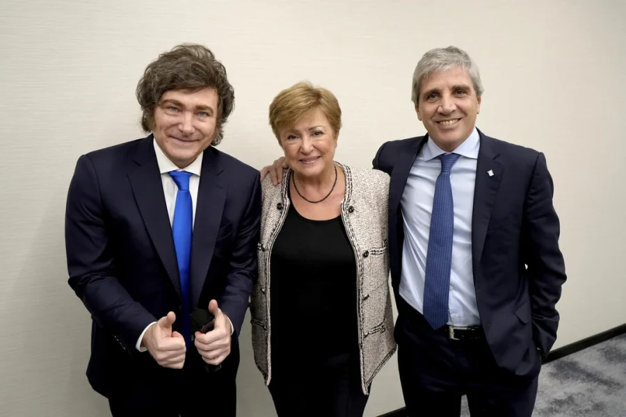 Javier Milei, Kristalina Georgieva y Luis Caputo.