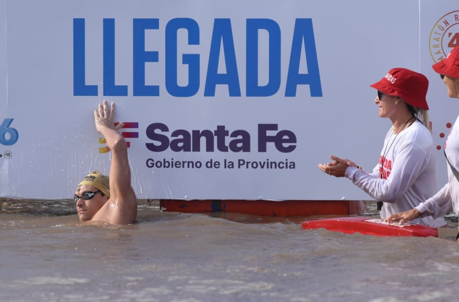 El italiano Alessio Occhipinti al arribar en primer lugar de la hist&oacute;rica Marat&oacute;n Santa Fe - Coronda.