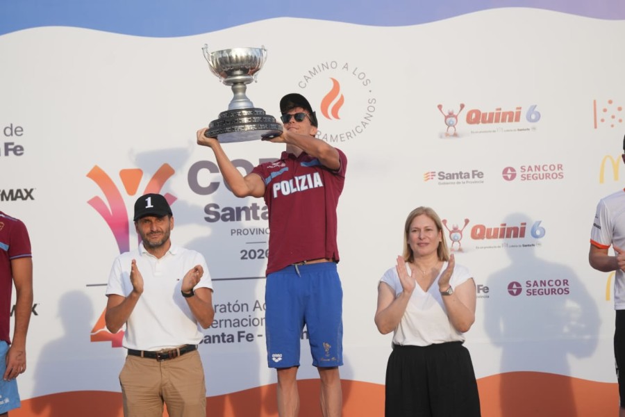 El gobernador Maximiliano Pullaro y la diputada nacional, Gisela Scaglia, al entregar la Copa al ganador, Alessio Occhipinti. (FOTO SCS)