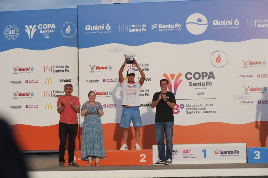 Los ministros de Gobierno, Fabi&aacute;n Bastia, y de Igualdad y Desarrollo Humano, Tejeda y el vicepresidente de la Loter&iacute;a de Santa Fe, Daniel Di Lena al entregar uno de los premios. (FOTO SCS)