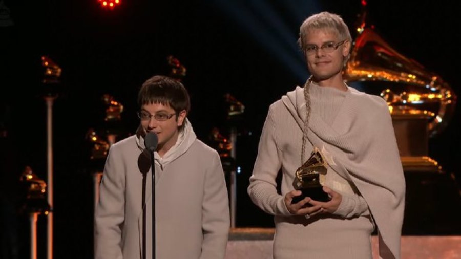 Paco Amoroso y Ca7riel al recibir el premio.