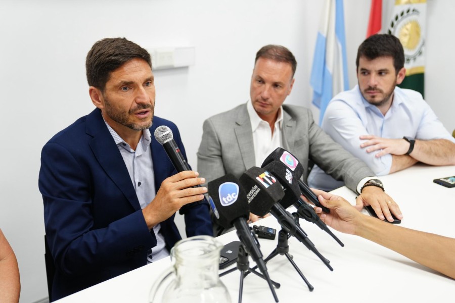 El gobernador Maximiliano Pullaro, el ministro de Obras P&uacute;blicas, Lisandro Enrico y el intendente de Venado Tuerto, Leonel Chiarella.