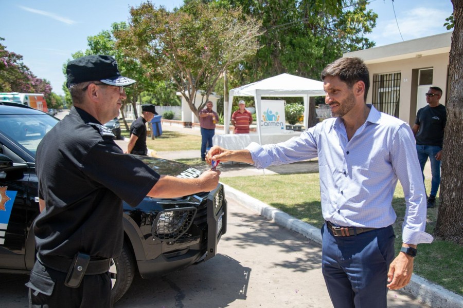 En la localidad de Carmen, Pullaro entreg&oacute; un patrullero para fortalecer la seguridad local. (FOTO SCS)