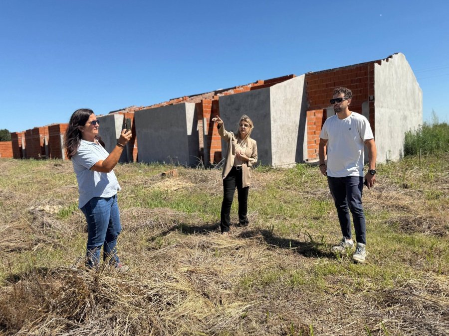 Laura Fantin, Zulma Maciel y Jos&eacute; Valli, durante la recorrida.
