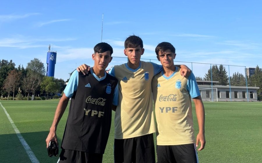 EN EZEIZA. Los juveniles de la Crema.