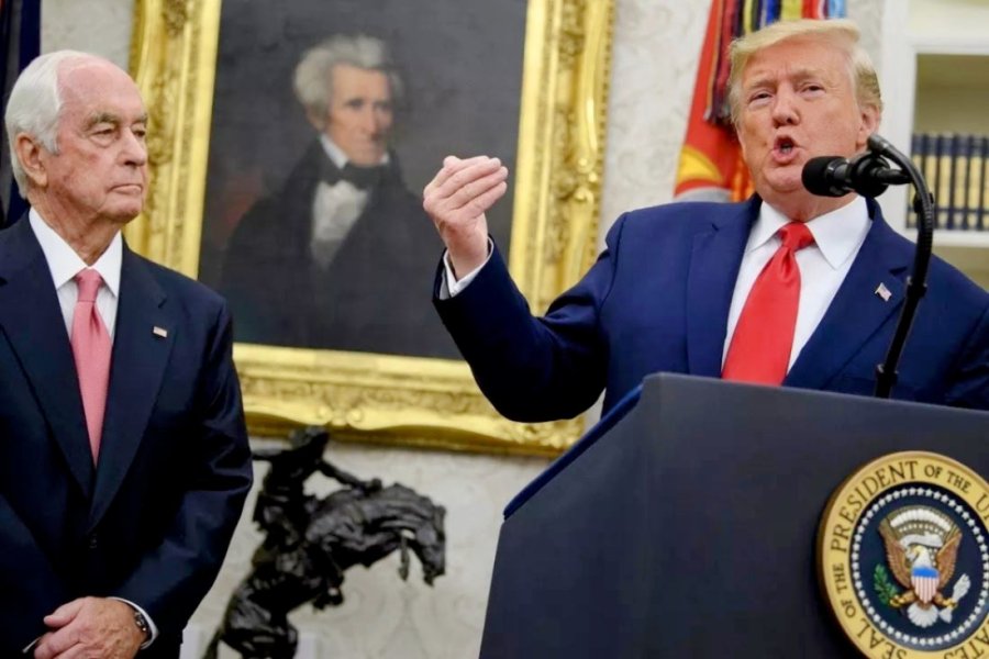 Roger Penske y Donald Trump en el Sal&oacute;n Oval de la Casa Blanca.