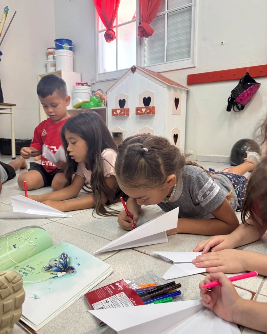 Un grupo de ni&ntilde;os disfrutando la propuesta.