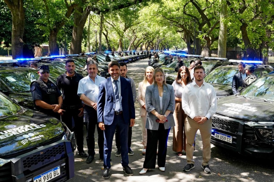 Cococcioni, Pullaro, Monteoliva y Federico Angelini durante la entrega de camionetas a autoridades policiales. (FOTO SCS)