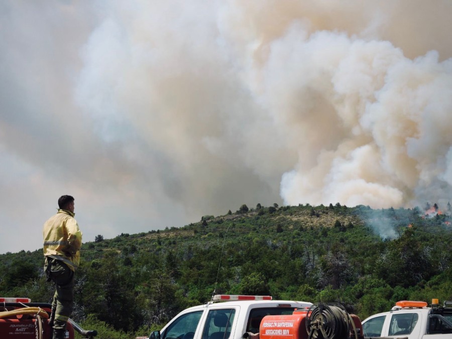 Una panor&aacute;mica permite observar la magnitud de los incendios en la Patagonia. (FOTO SCS)