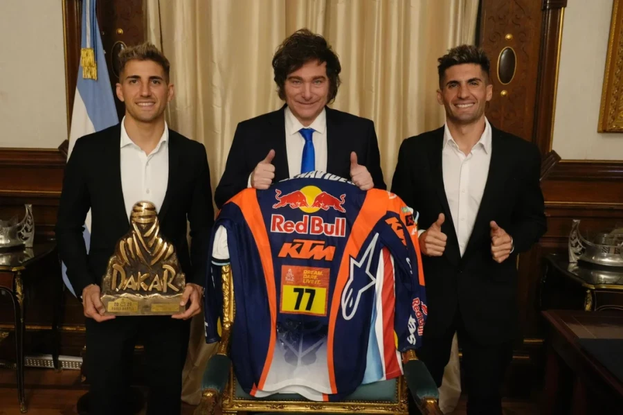 Luciano y Kevin Benavides junto al presidente Javier Milei en Casa Rosada.