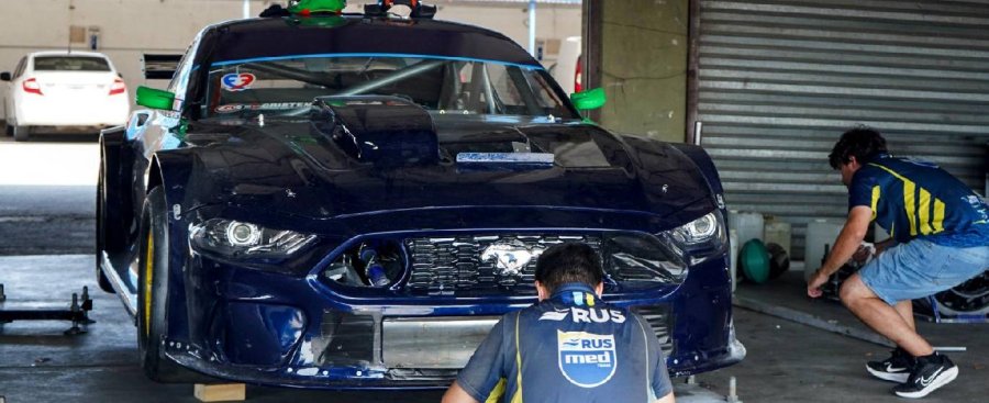El Ford Mustang del RUS Med Team en el aut&oacute;dromo de La Plata.