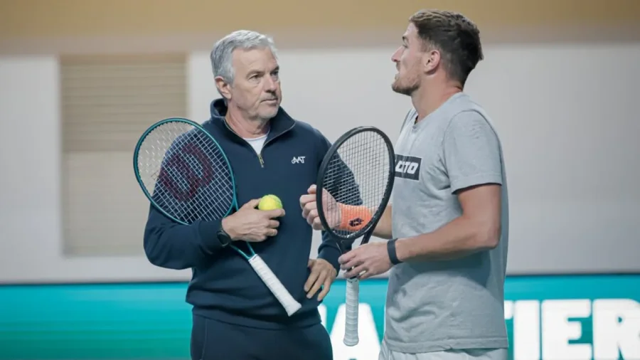 El capit&aacute;n del equipo argentino de Copa Davis, Javier Frana, junto a Federico G&oacute;mez.