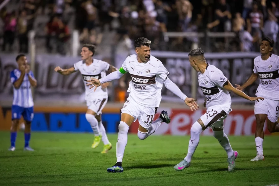 SOBRE LA HORA. El gol de V&iacute;ctor Cuesta para Platense.