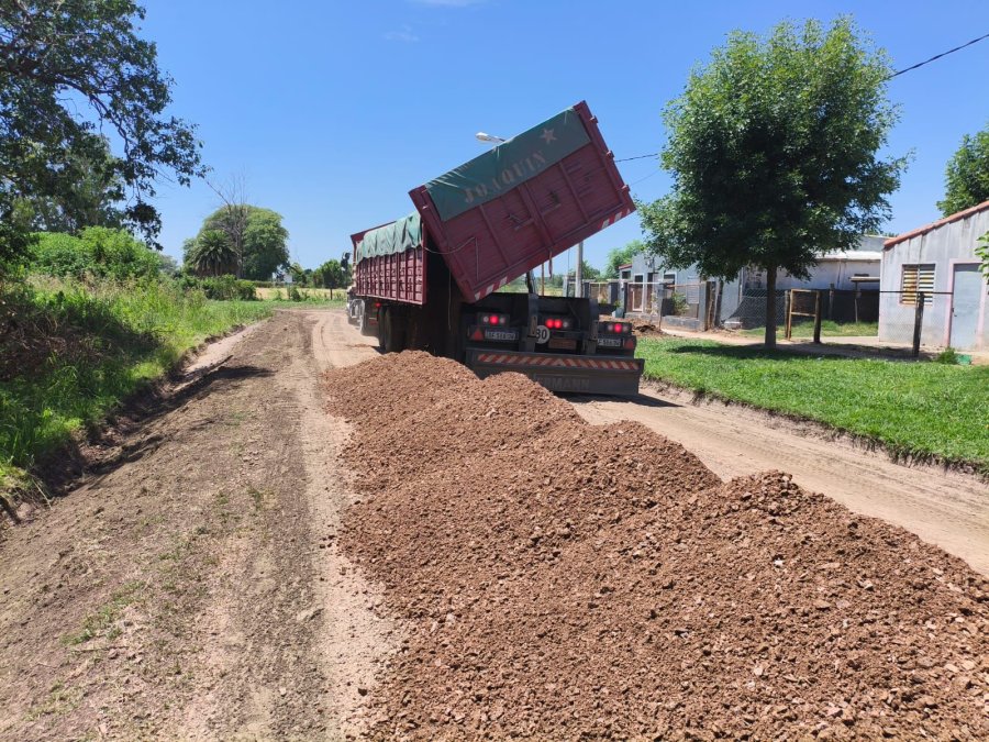 RIPIO. Cuadrilla comunal laborando en una de las cuadras afectadas.