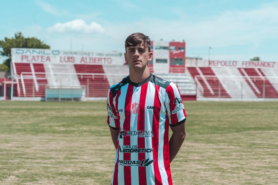 TOMAS ROUILLER. Lateral volante por derecha.
