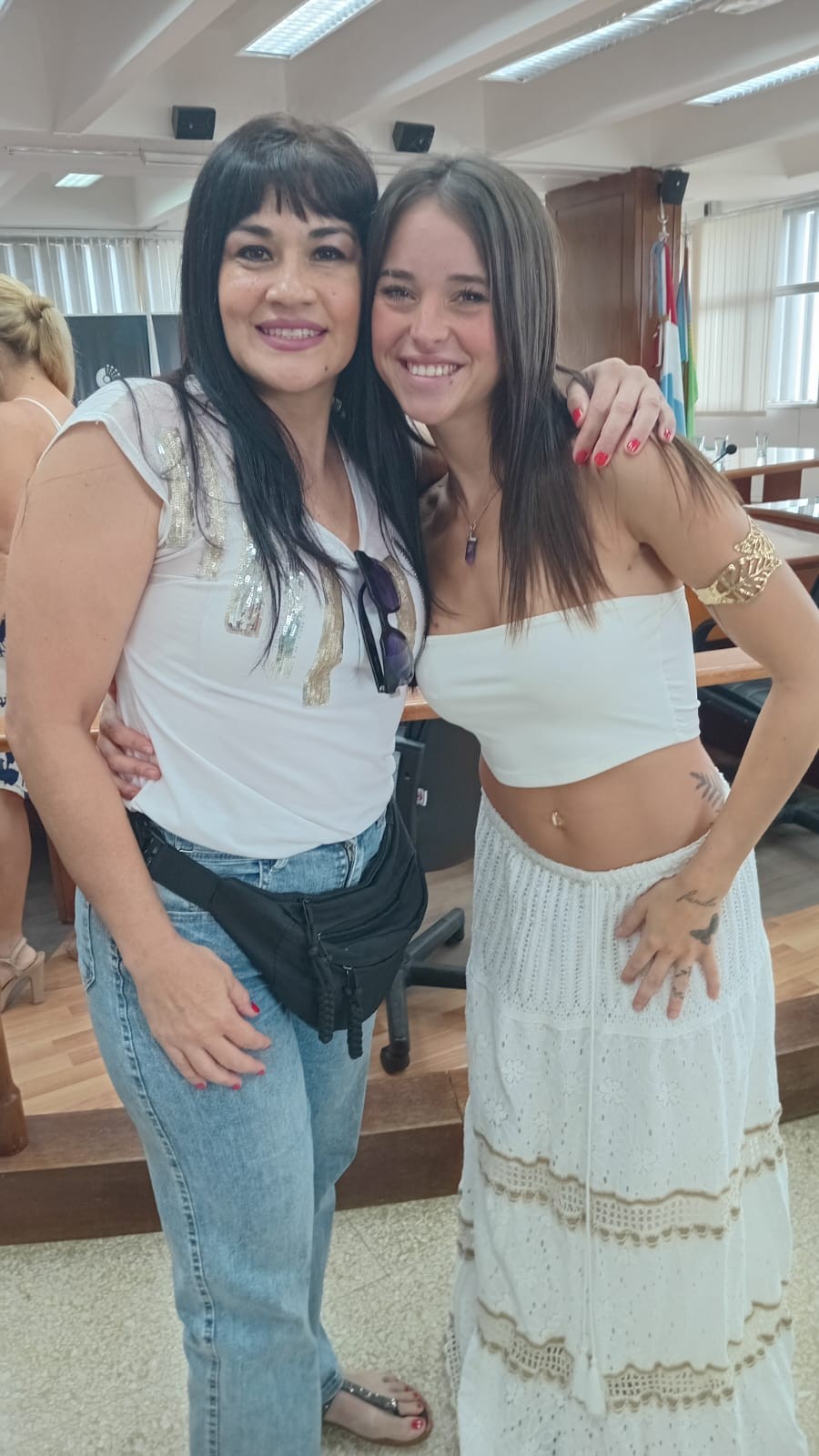 VISITAS DESTACADAS. Marcela Acu&ntilde;a y Carito Muller en el Concejo rafaelino.