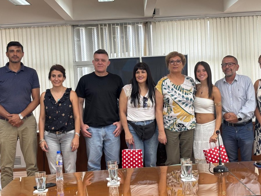 SOCIALES LEGISLATIVAS. Marcela Acuña y Carito Muller visitaron el Concejo inspirando con sus experiencias deportivas y de vida.