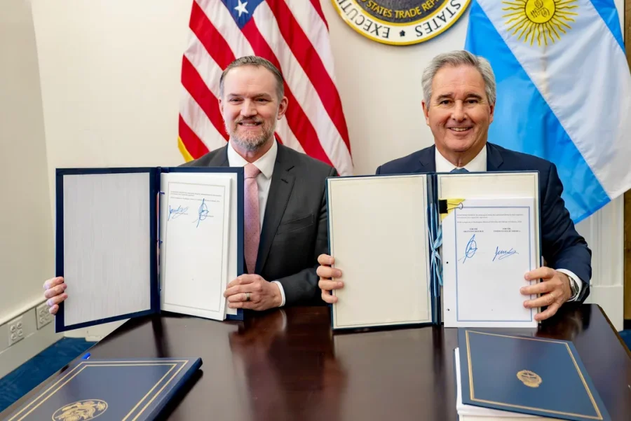 FUTURO. El canciller Pablo Quirno junto al representante del Gobierno de Estados Unidos muestran el acuerdo.