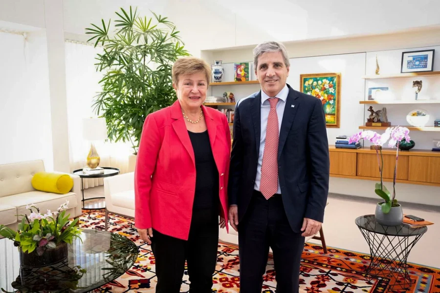 Kristalina Georgieva con el ministro de Econom&iacute;a, Luis Caputo.