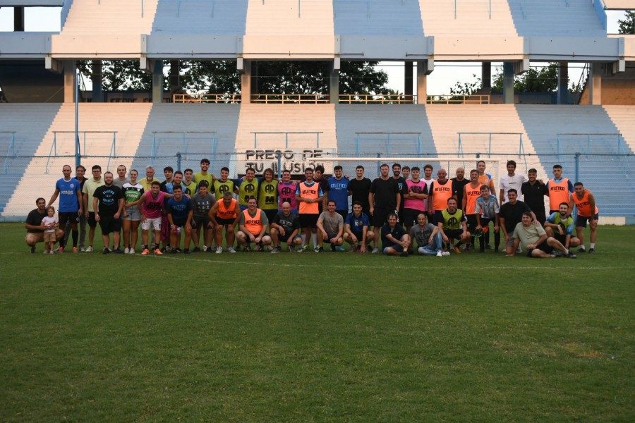 TODOS JUNTOS. La foto grupal en el campo de juego del Monumental.