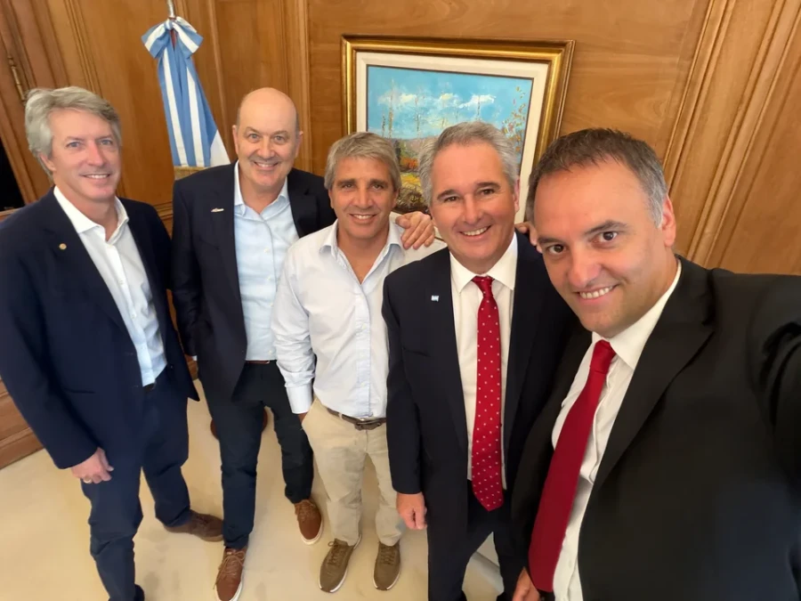 Adorni, junto a Quirno y el equipo econ&oacute;mico.