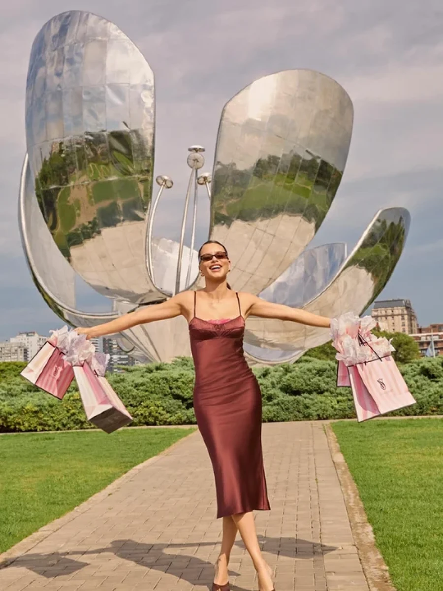 Un &aacute;ngel de Victoria&lsquo;s Secret visit&oacute; la Argentina.