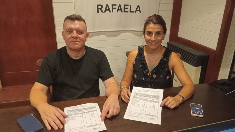 Fabricio Dellasanta y Milagros Zafra en el local de La Libertad Avanza el jueves por la noche durante el sorteo de la mitad de sus dietas de enero.