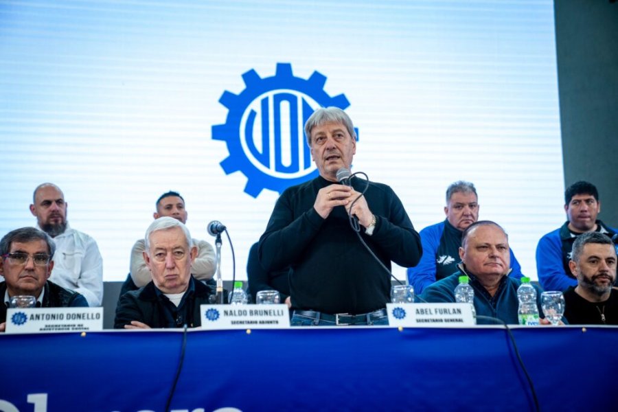 El secretario General de la UOM, Abel Furl&aacute;n, acompa&ntilde;ado por dirigentes del gremio, entre ellos el rafaelino Roberto Oesquer.