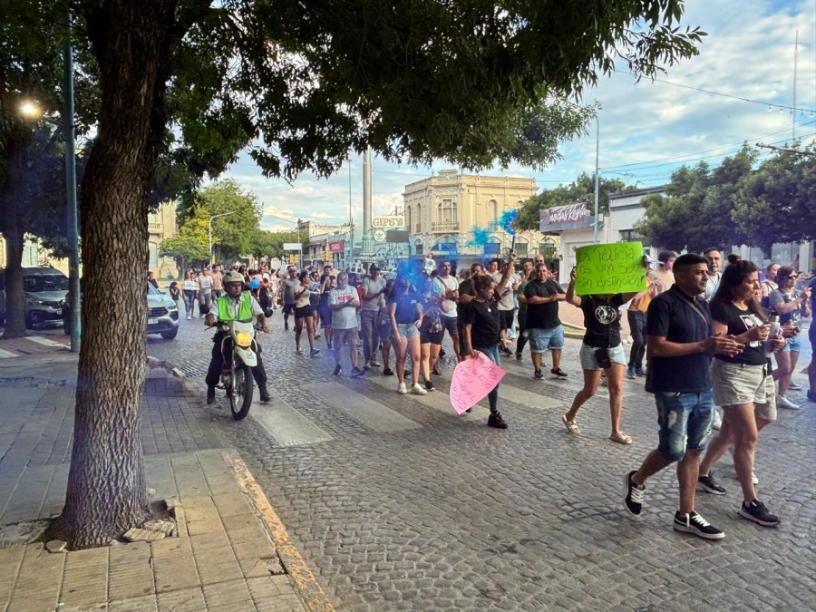 Inspectores municipales del &aacute;rea de tr&aacute;nsito acompa&ntilde;aron la marcha debido a que hubo cortes en la circulaci&oacute;n en bulevar Santa Fe. (FOTO LO)