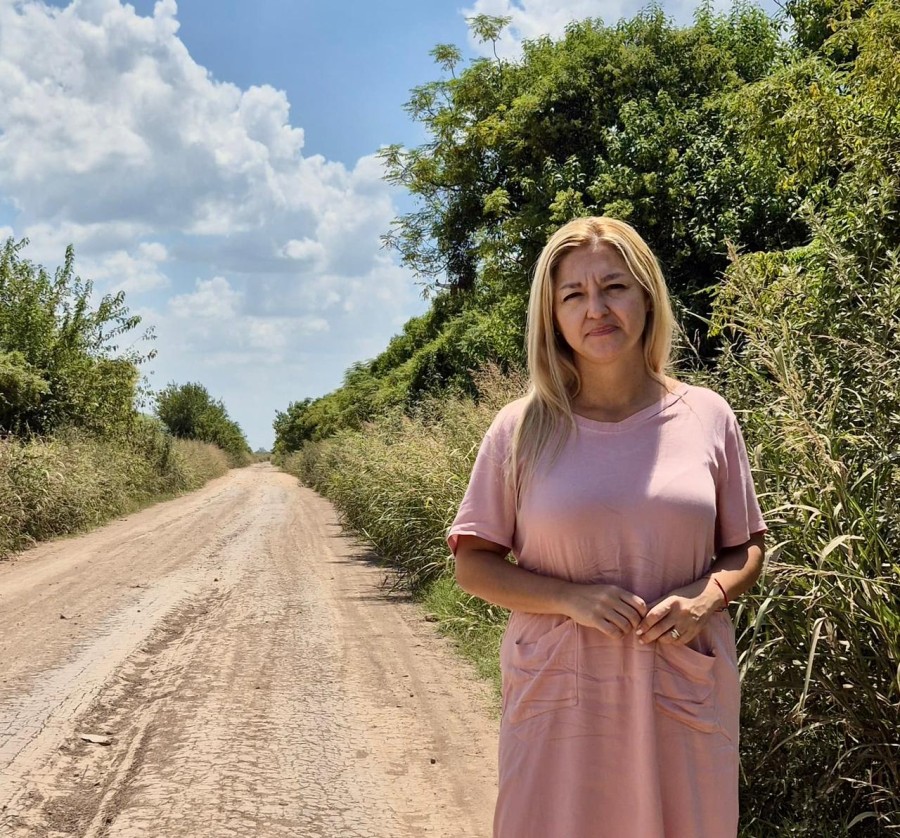 La concejal Carla Boidi al recorrer uno de los caminos rurales del distrito Rafaela.