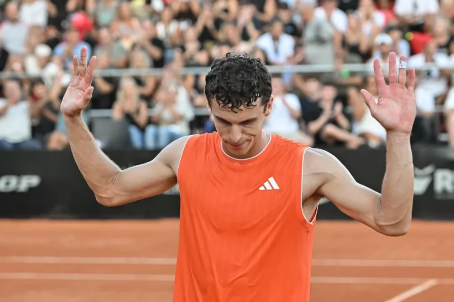 Juan Manuel Cer&uacute;ndolo agradece el aliento del p&uacute;blico en su paso a la semifinal.