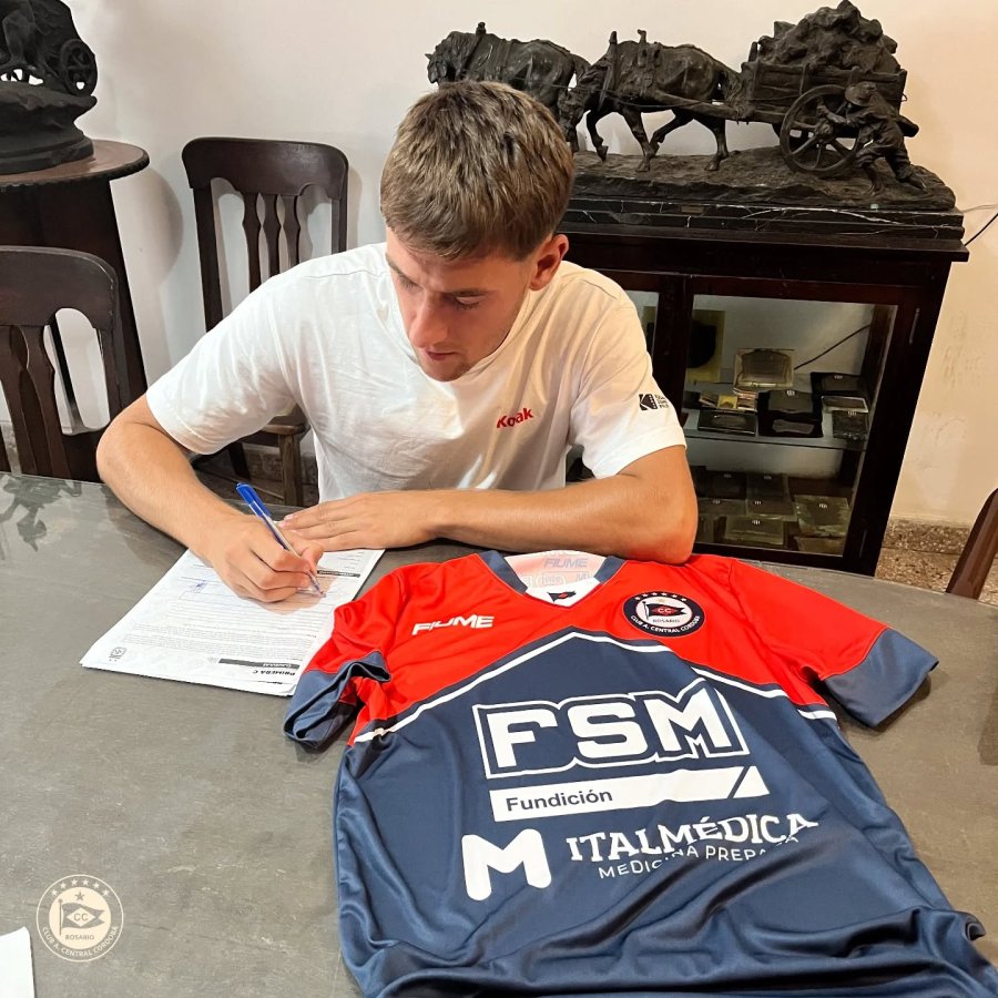 ES CHARRUA. El delantero de Egusquiza firmando su contrato.