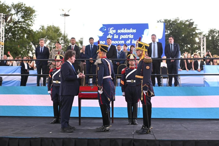 El presidente Milei entrega el hist&oacute;rico sable corvo del general San Mart&iacute;n a los granaderos.